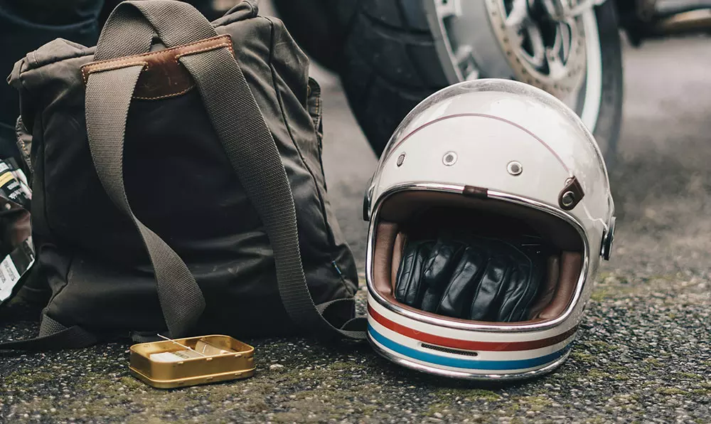 Chute de casque moto : danger ou pas ?