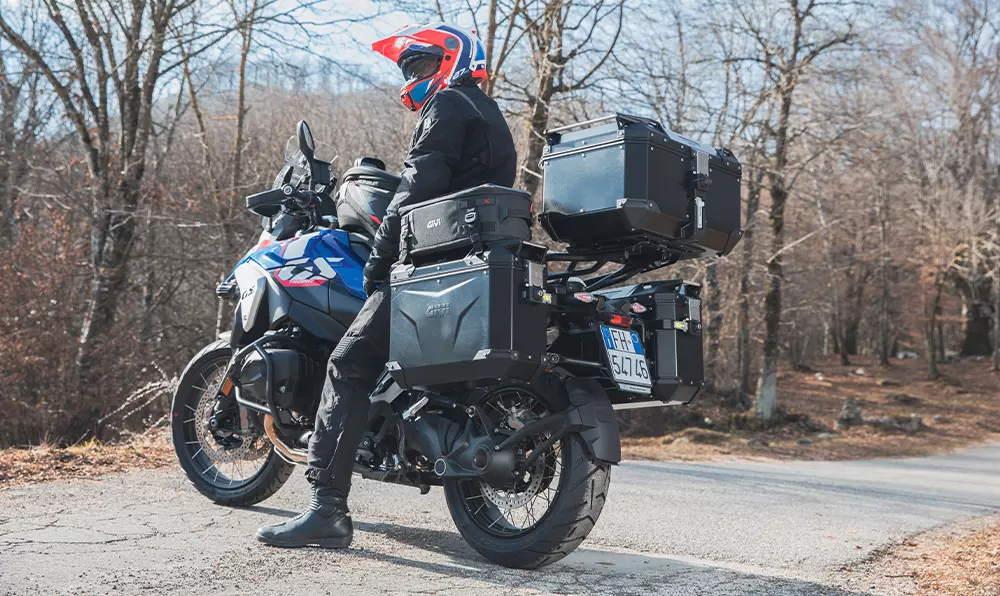 Comment monter sur une moto avec un top case ?