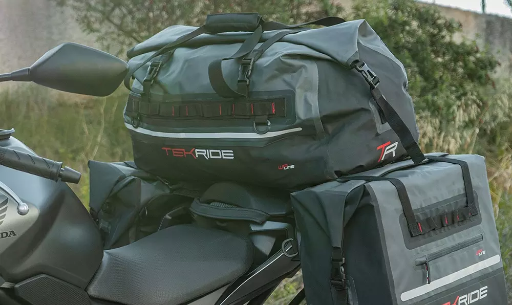 Comment attacher un sac sur une moto ?