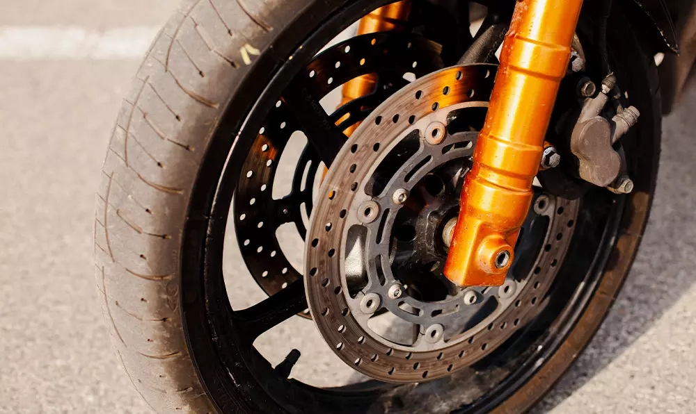 Comment identifier un disque de frein voilé sur une moto ?
