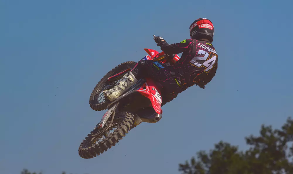 Sauter en motocross : conseils pour franchir ses premiers jumps